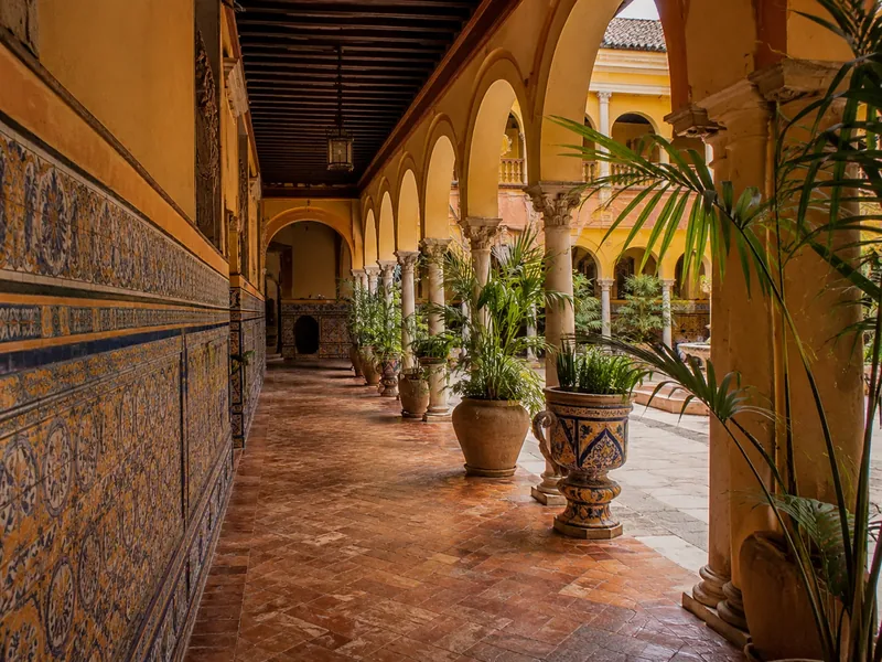 Galerías porticadas con azulejería y detalles renacentistas
